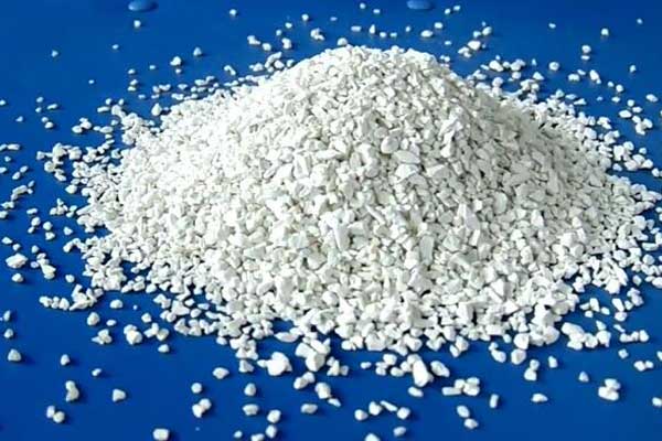 High-purity Calcium Hypochlorite 65-70% (Bleaching Powder) product in white solid form for disinfection use.