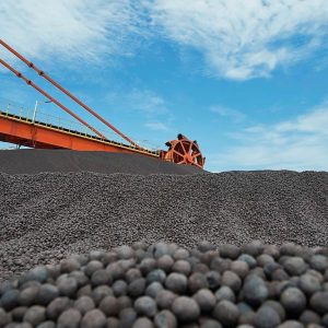 Iron ore pellets with uniform size and high strength for steelmaking
